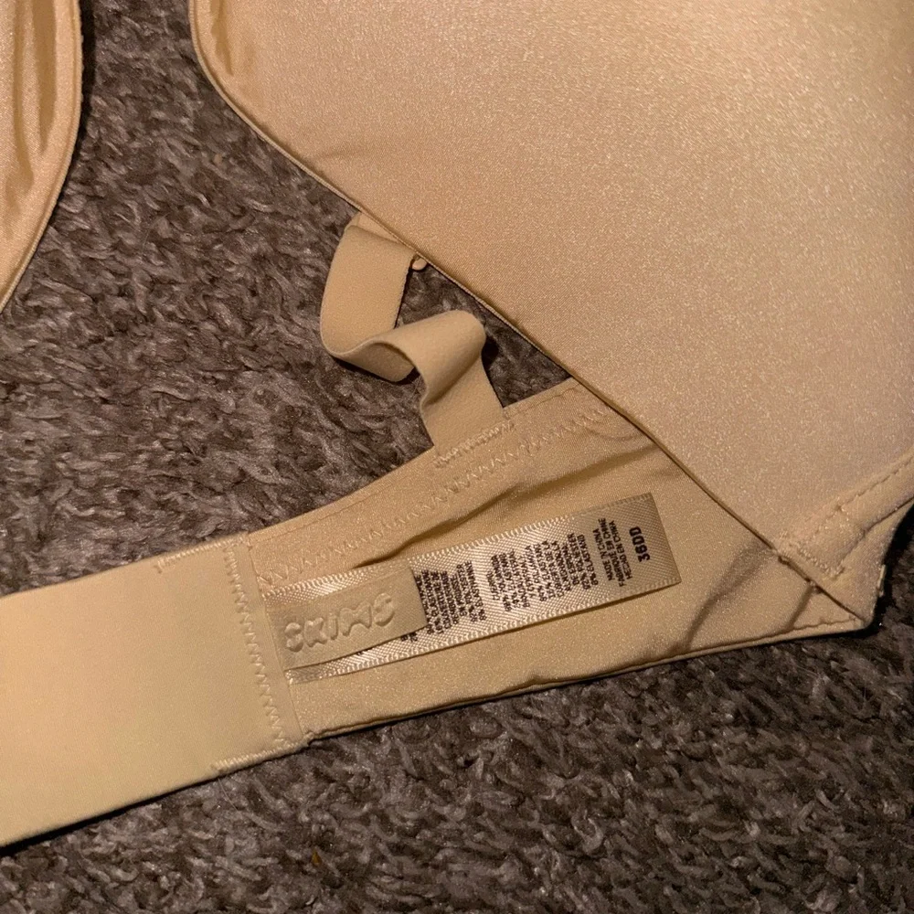 Seamless Nude Bra - Picture 2 of 4